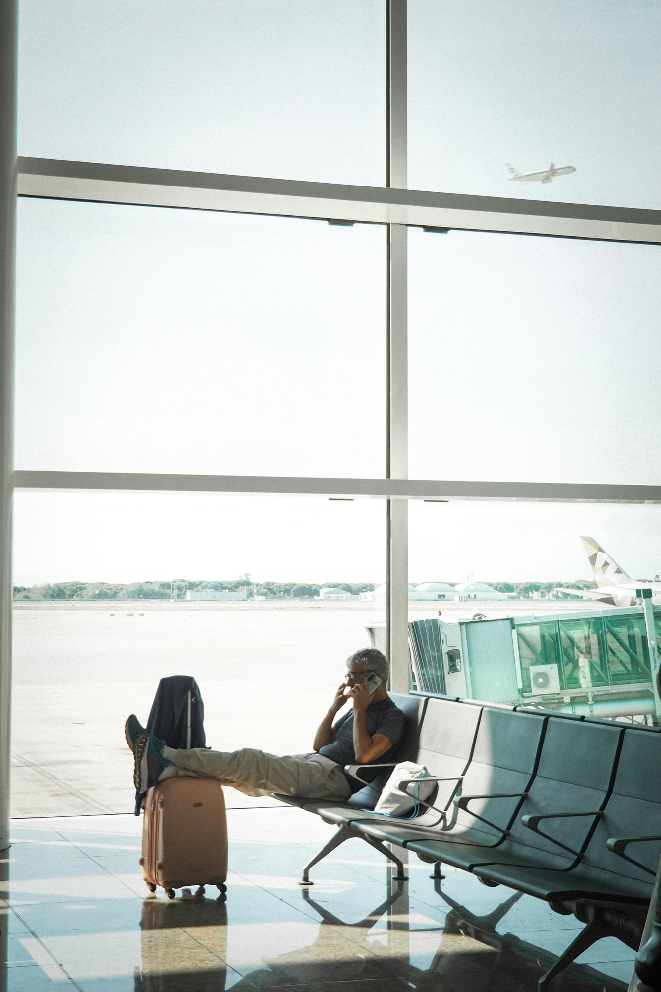 Homem ao telefone no portão de embarque de um aeroporto